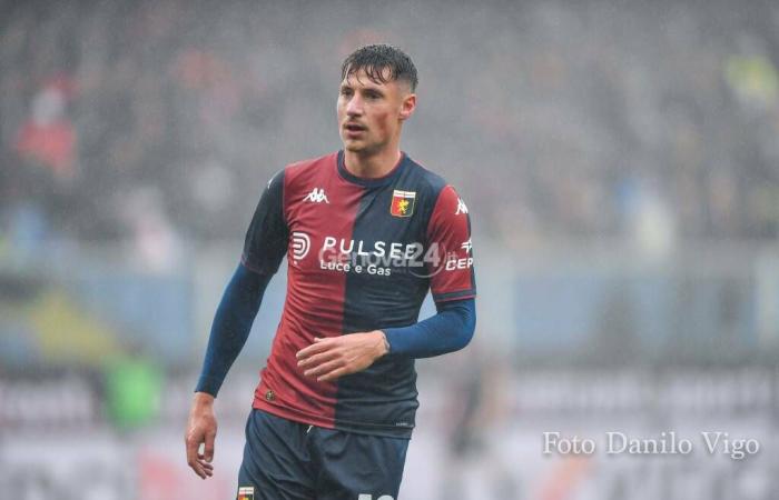 Il Genoa regala un tempo al Napoli, che nella ripresa si salva grazie a Meret: finisce 1-2 al Ferraris