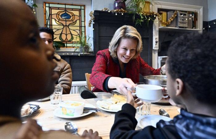 Philippe e Mathilde dal Belgio visitano un centro di accoglienza di Bruxelles per Natale