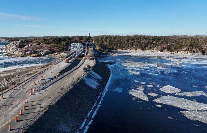 Il ponte modulare sul fiume Sheldrake è in servizio da ieri