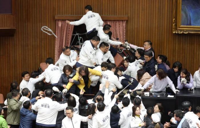 scene di caos nel parlamento di Taiwan per leggi accusate di “danneggiare” la democrazia