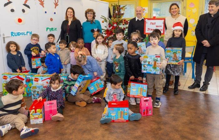 Distribuzione di giocattoli e snack natalizi a quasi 4.364 bambini delle scuole primarie della città di Carcassonne