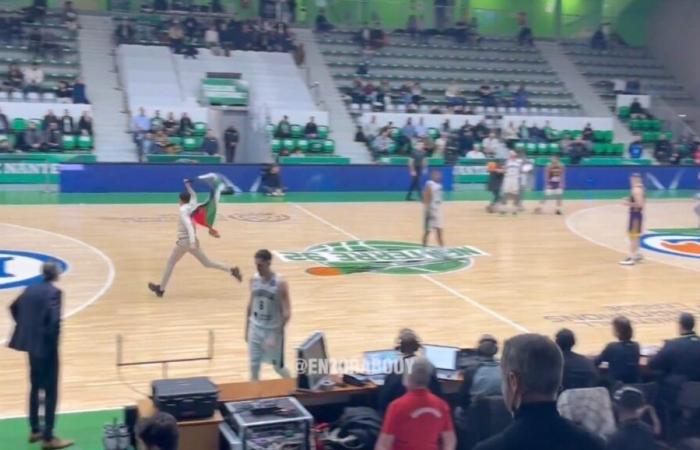 7 attivisti portati in tribunale per le bandiere palestinesi durante una partita di basket