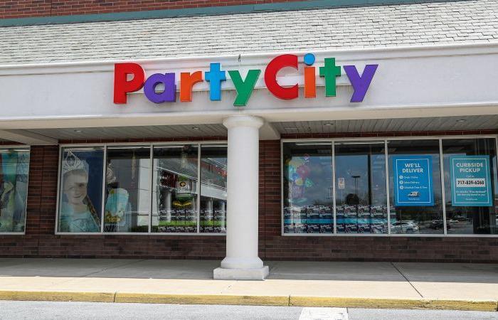 I negozi di Party City stanno chiudendo perché l'azienda fallisce