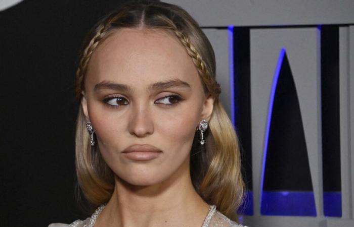 Lily Rose Depp in una relazione, la fidanzata vittima di critiche