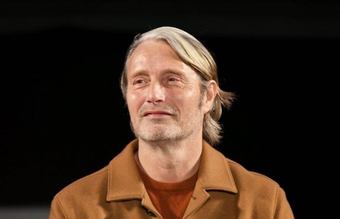 Mads Mikkelsen: «Essere padre ti rende un po’ immortale perché sai che qualcuno dopo di te prenderà il testimone. È il cerchio della vita»