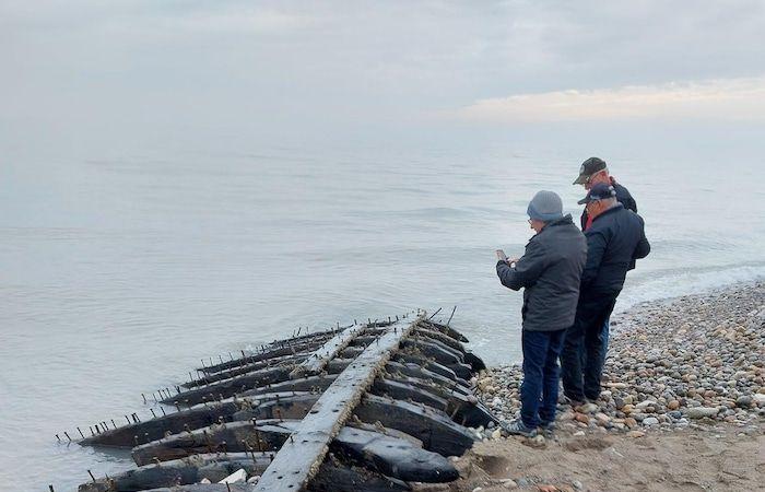 Scopre un misterioso relitto di più di 10 metri su una spiaggia