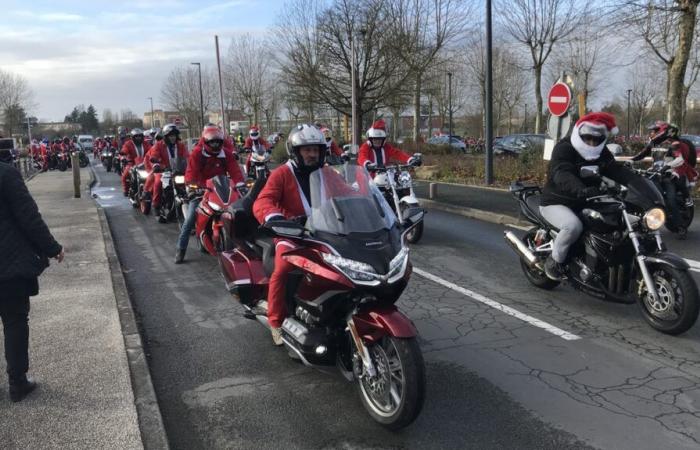 A Poitiers, 676 Babbo Natale hanno fatto girare le loro moto