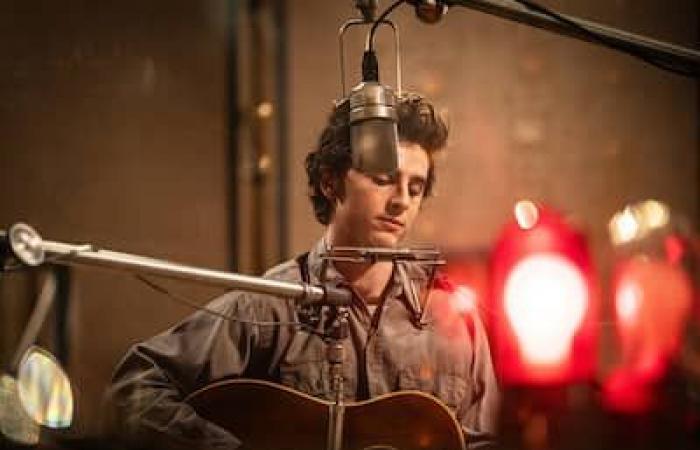 “Un perfetto sconosciuto”: Timothée Chalamet si trasforma in Bob Dylan