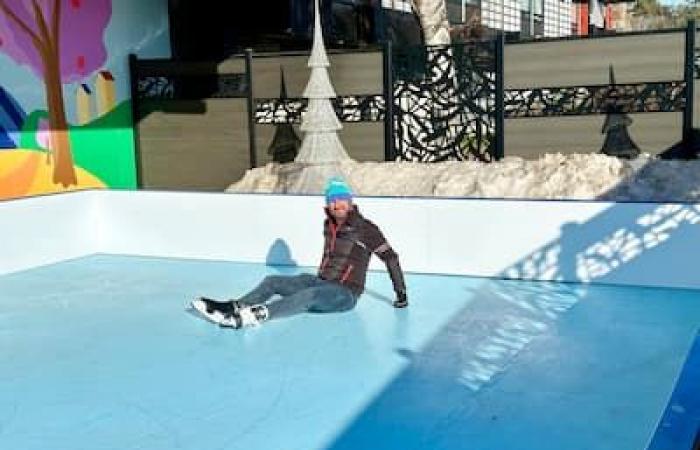 Non c'è bisogno di Zamboni per questa pista di ghiaccio sintetico: sarà aperta tutto l'anno e durante la calura si potrà pattinare anche in costume da bagno tra un tuffo e l'altro in piscina.