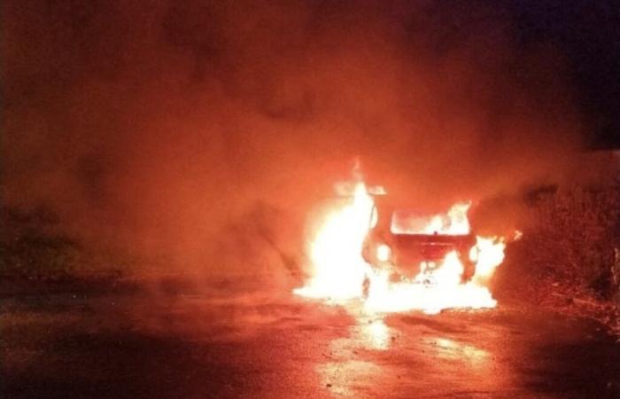 un'auto rubata distrutta da un incendio la notte scorsa