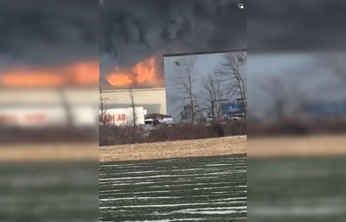 Grave incendio a Maskinongé: la fabbrica Bermex è avvolta dalle fiamme