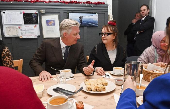 Philippe e Mathilde dal Belgio visitano un centro di accoglienza di Bruxelles per Natale