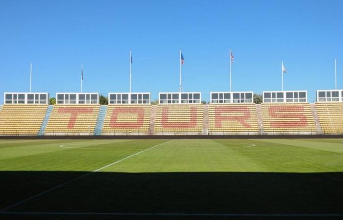 un giocatore del Tours perde le staffe dopo l'annullamento della partita contro il Lorient