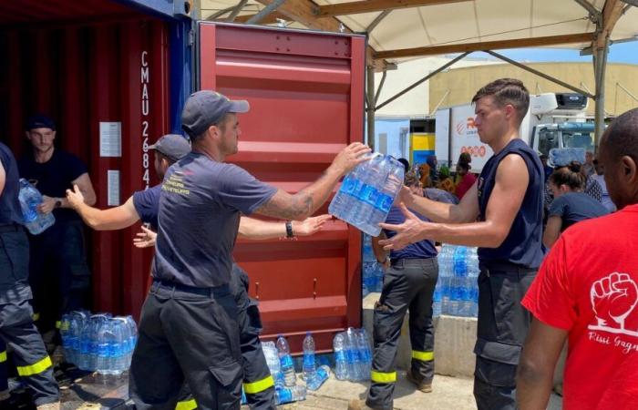 una settimana dopo il passaggio del ciclone Chido a Mayotte, distribuzione idrica vitale per i residenti