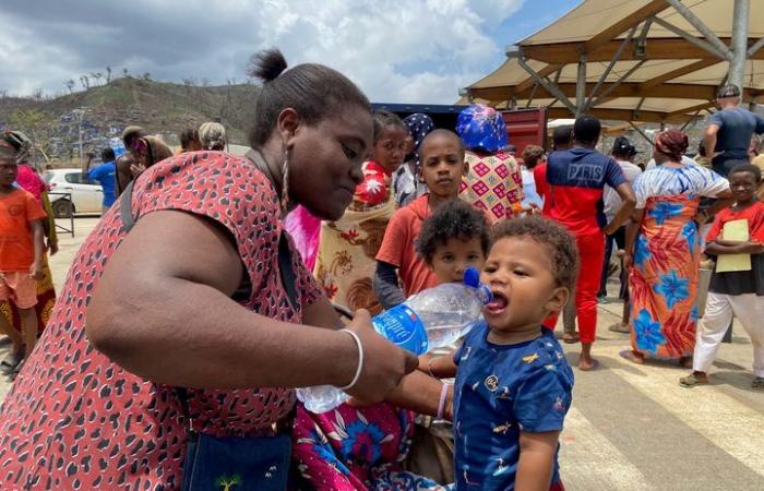 una settimana dopo il passaggio del ciclone Chido a Mayotte, distribuzione idrica vitale per i residenti