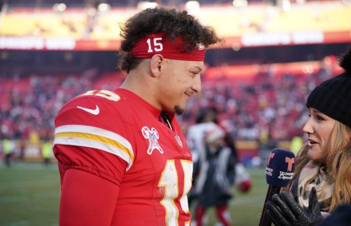 Mahomes accende i Chiefs, ferma Settle e poi cattura l’attenzione con un rituale di vittoria completamente diverso.