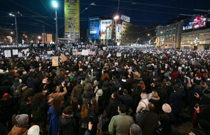 decine di migliaia di persone manifestano per chiedere responsabilità ai leader in seguito a una tragedia avvenuta in una stazione ferroviaria