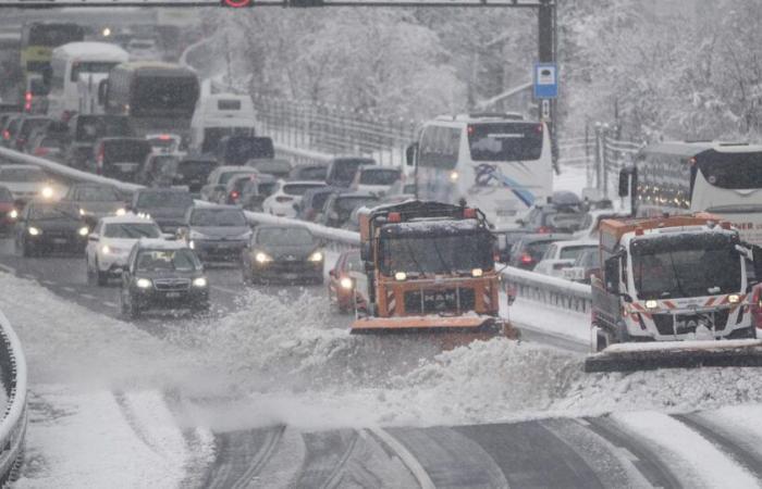 La neve disturba la circolazione stradale nelle Alpi – rts.ch