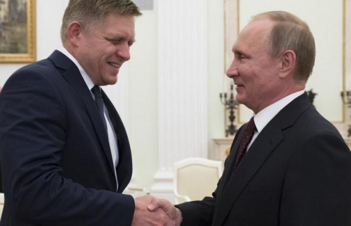 Putin parla con Fico, durante la rara visita a Mosca del leader dell'Ue