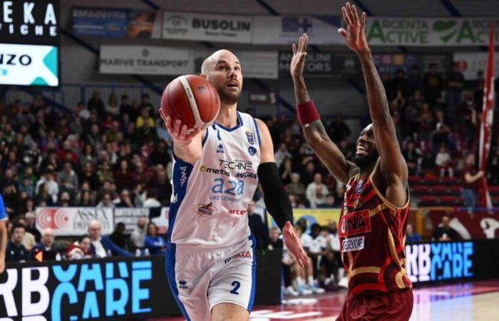 Brescia corsara a Venezia 90-89, Napoli piega Scafati 96-94 in overtime e si sblocca, ok Sassari, Tortona e Reggio