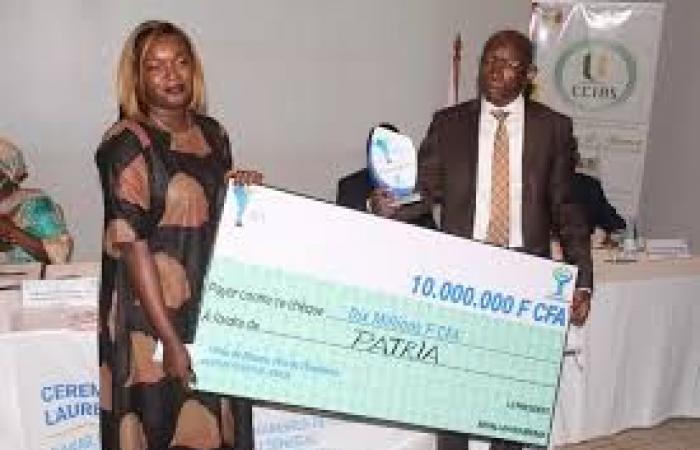 Cerimonia di premiazione dei vincitori della terza edizione dell'iniziativa “Tremplin start-up UEMOA” in Senegal