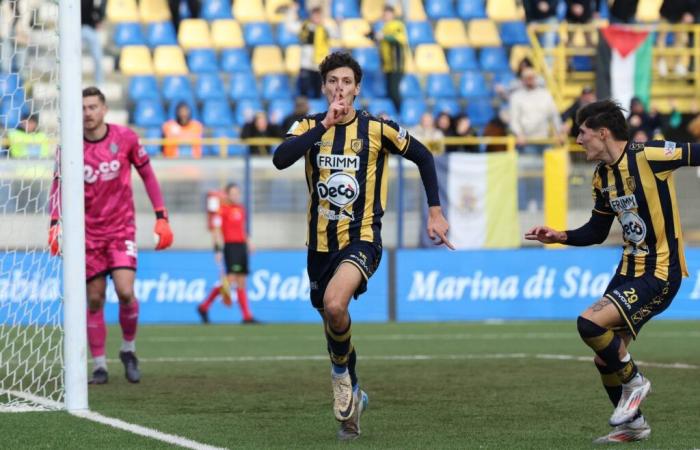 Floriani Mussolini segna il primo gol in Serie B con la Juve Stabia: l’esultanza fa discutere