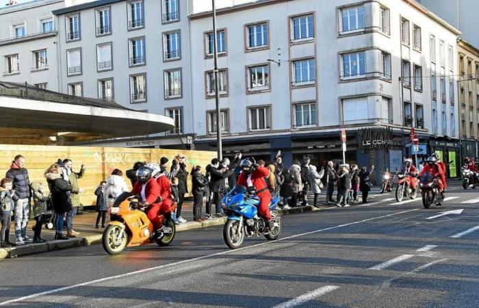 A Brest, i ciclisti animano il centro città qualche giorno prima di Natale