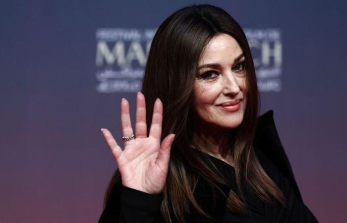 Monica Bellucci (60 anni) una vera bomba in un abito quasi interamente trasparente, svela la sua figura da sogno