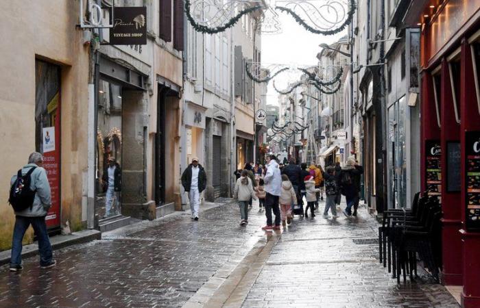 “Adesso chiudo il negozio, l’acquazzone appena caduto ha pulito la strada!” : prospettive cupe per i commercianti del centro di Carcassonne, alla vigilia della vigilia di Natale