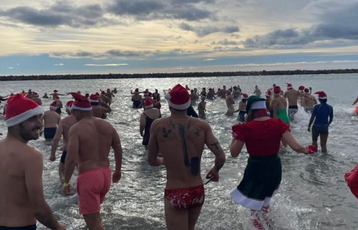 Più di 200 persone si sono riunite per il Grande Bagno di Natale a Sète