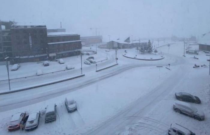 Pirenei. Nuova bufera di neve in montagna: strade chiuse e bufere di neve