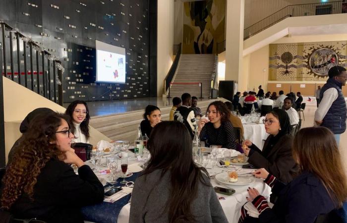 “È la prima volta con sconosciuti” Un grande pranzo celebrativo organizzato per gli studenti lontani dalle loro famiglie