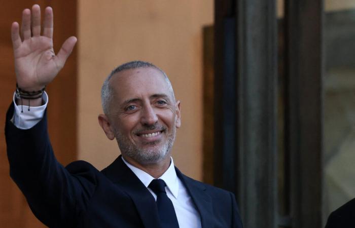 Gad Elmaleh inibito in Che volta, un ospite gli fa una vera affermazione e lui fatica a nascondere il suo imbarazzo