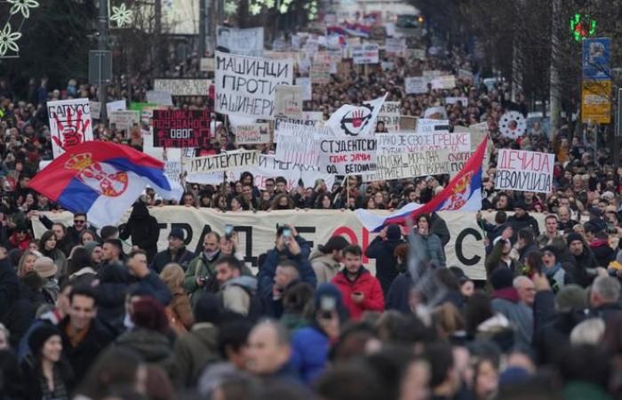 In Serbia decine di migliaia di persone manifestano contro le autorità, a più di un mese dal crollo del tetto di una stazione