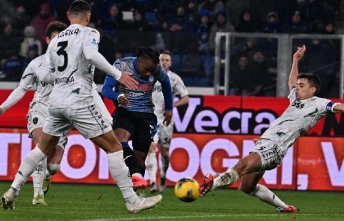 Lookman e super De Ketelaere più forti del Var, Natale in vetta ma Retegui va ko