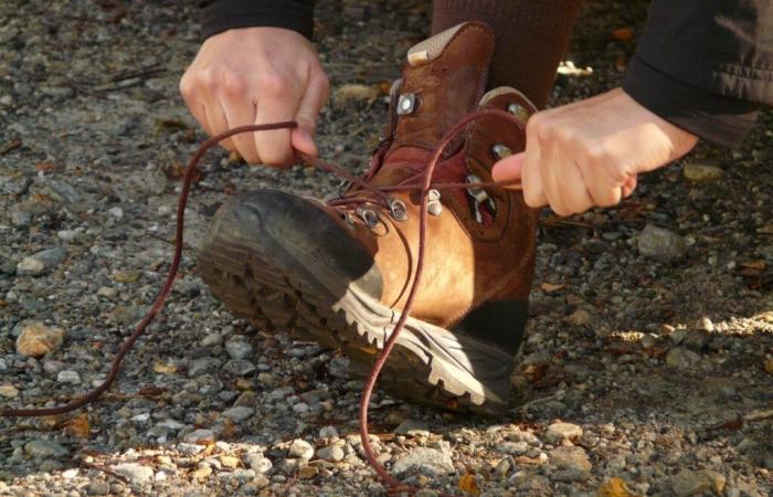 cerca scarpe nel 53 per regalarle a un senzatetto