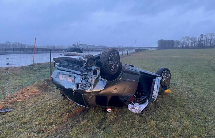 Autostrada A12: Colpita da dietro, un'auto finisce sul tetto in un campo