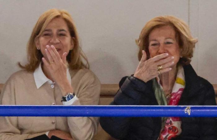 La regina Sofia incoraggia teneramente suo nipote Pablo durante la sua partita di pallamano