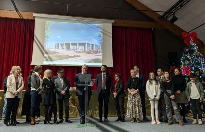 In questa cittadina vicino a Caen, il sindaco presenta i suoi auguri per il 2025 prima di Natale!