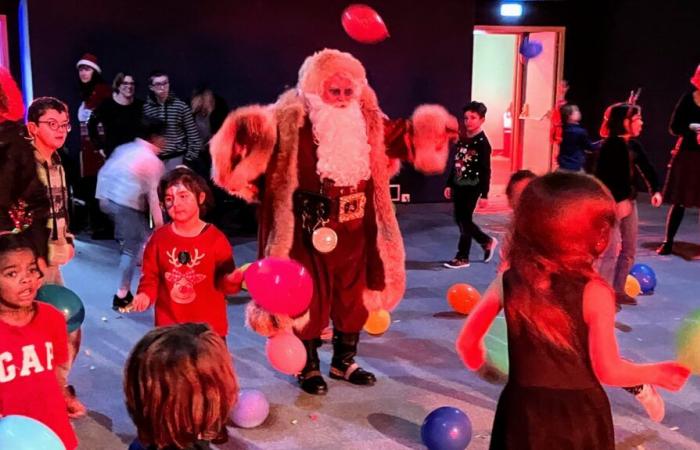 Babbo Natale arriva come rock star alla festa del museo Sainte-Croix