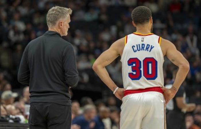 Steve Kerr ricorda ai suoi giocatori che Stephen Curry è lì… • Basket USA