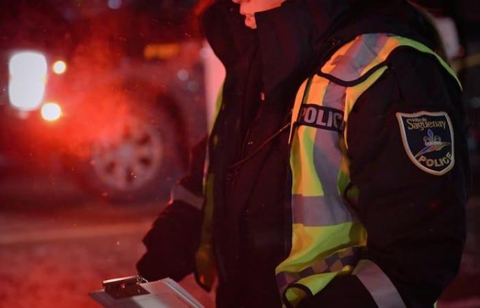 Guidando in stato di ebbrezza, colpisce un palo e fa esplodere quattro volte il limite consentito