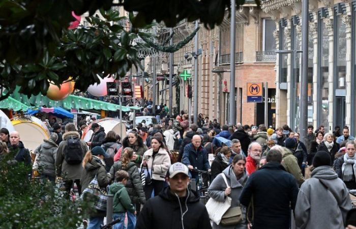 Natale a Tolosa: immersione nella frenesia delle vie dello shopping sature e delle code interminabili