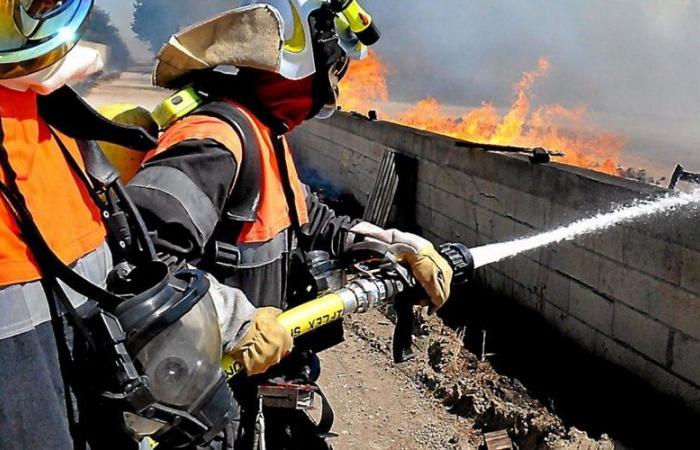 L'incendio del veicolo si estende alla vicina azienda di Perpignan: il serbatoio di 1.000 litri di oli usati è perforato, il liquido si riversa a terra