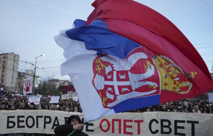 Serbia: migliaia di persone manifestano contro il potere