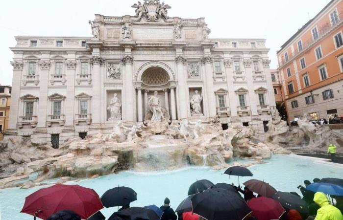 Tutto pulito, riapre la Fontana di Trevi a Roma con accesso limitato ai turisti