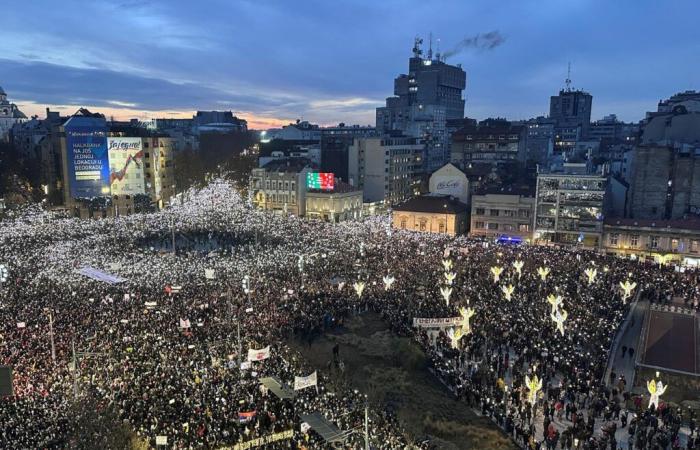 In Serbia decine di migliaia di persone manifestano contro le autorità, a più di un mese dal crollo del tetto di una stazione