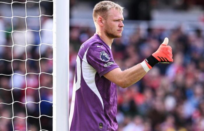 Aaron Ramsdale, portiere del Southampton, ha giocato con un guanto a quattro dita in Premier League