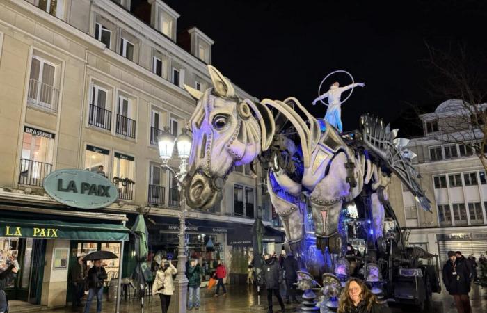 VIDEO. Un cavallo gigante in parata, 15.000 persone si sono radunate a Beauvais prima di Natale