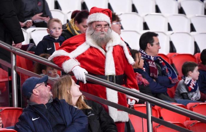 I tifosi lanciano alberi di Natale e palline nel bel mezzo di una partita – 3.Liga – J19 – Verl-Osnabrück (1-1)